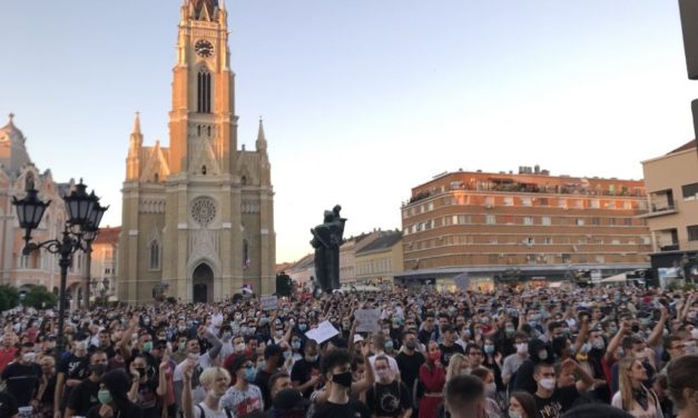Građanski protesti: Digitalno svetlo i medijski mrak