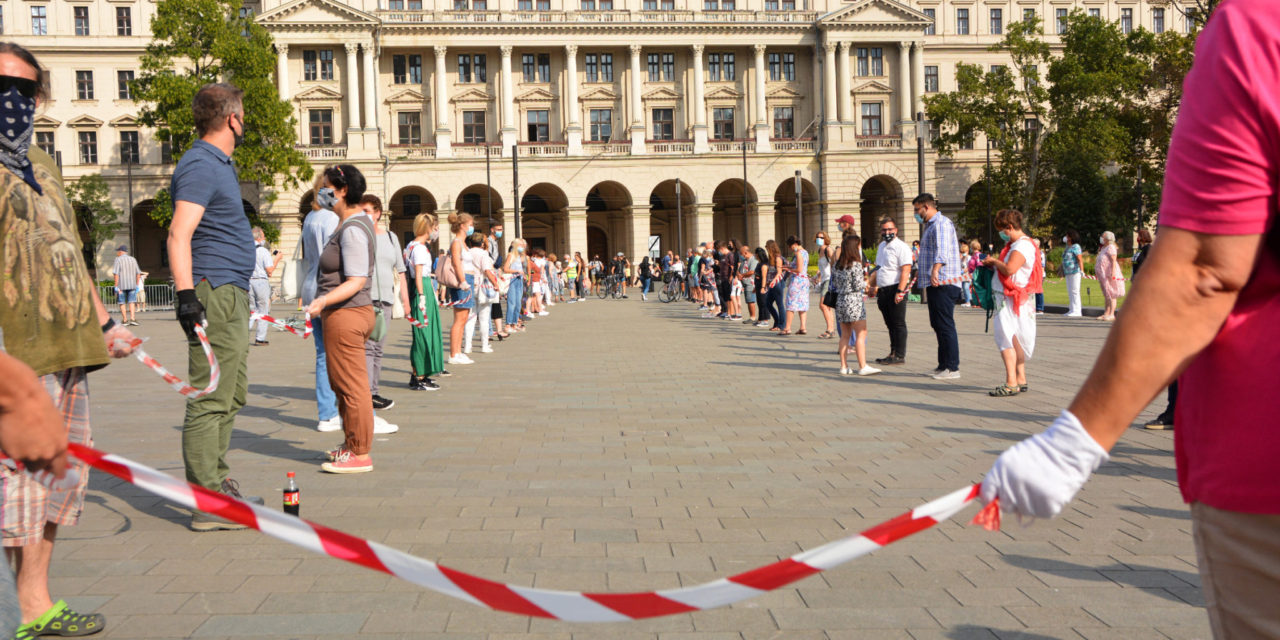 Budimpešta u crveno-belim trakama: Studenti i građani u odbrani institucija