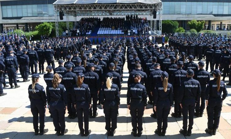 Policajci padali u nesvest tokom Vučićevog govora