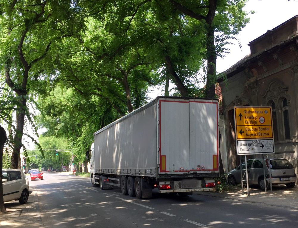 Kamion u centru grada (Foto: Slobodna reč)