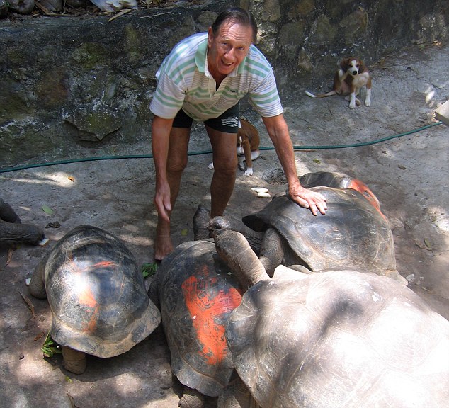 Grimšo sa svojim kornjačama (Foto: explorersweb.com)