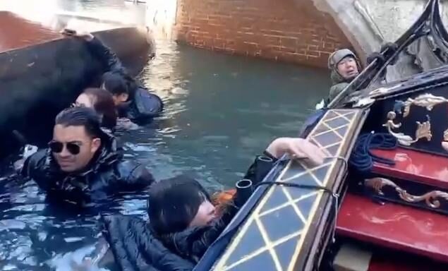 U Veneciji turisti prevrnuli gondolu
