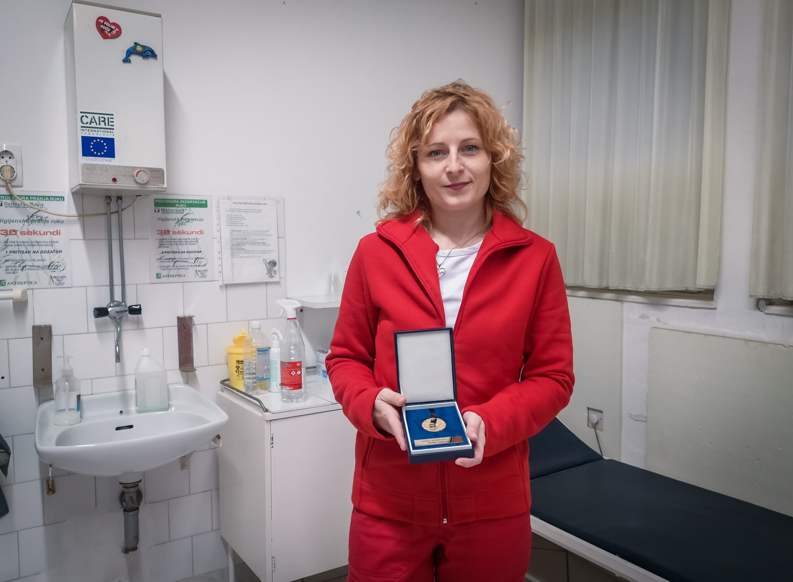 dr Oršolja Nađabonji sa medaljom (Foto: privatna arhiva)