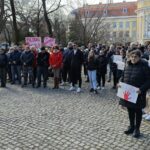 Pokreće se postupak protiv dve osobe, jer su zalepili nalepnicu na tablu kancelarije SVM-a