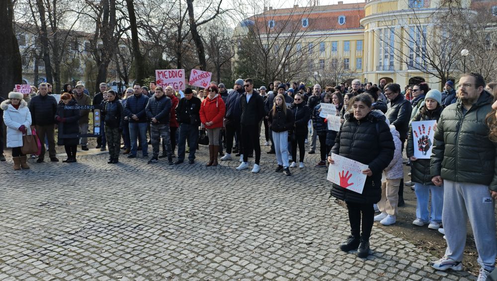 Pokreće se postupak protiv dve osobe, jer su zalepili nalepnicu na tablu kancelarije SVM-a