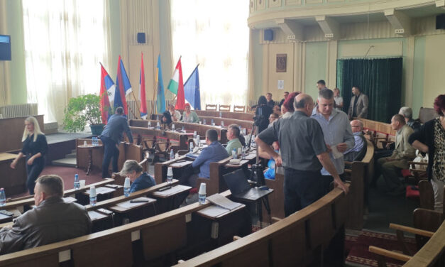 <span class="entry-title-primary">Desetak policajaca u gradskoj kući, a građanima nije bio dozvoljen pristup sednici SO Senta</span> <span class="entry-subtitle">Predstavnici SVM i Srpske napredne stranke glasali su da se Goran Jovanović odstrani sa sednice</span>