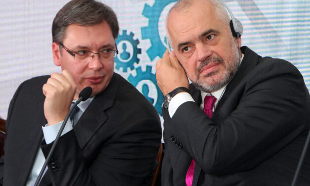 Na dve stolice sedeti, znači o pod bubnuti