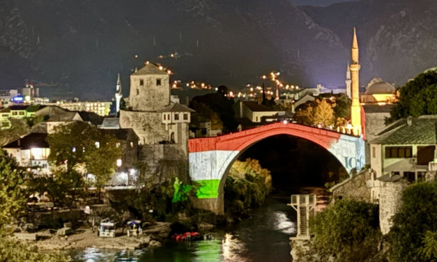 Stari most u Mostaru zasjao u mađarskim bojama